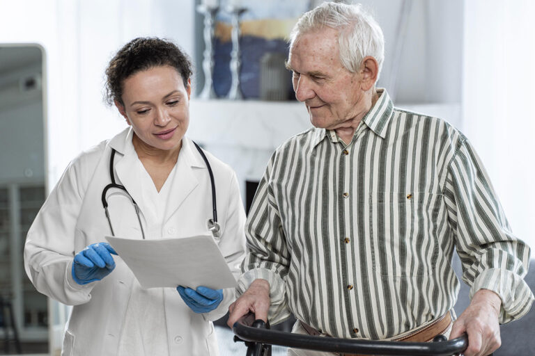 scassola-anziano-consulto-medico