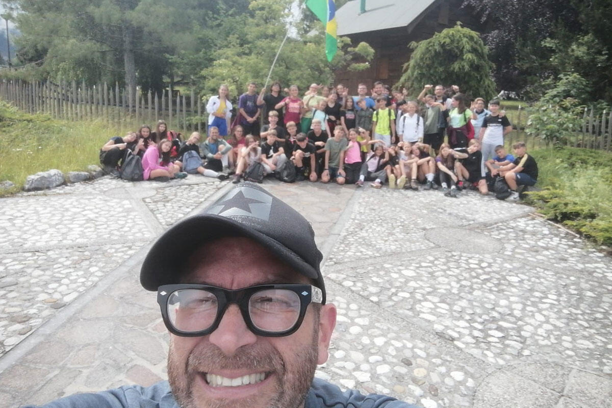 campo-scuola-tambre-foto-di-gruppo-con-don