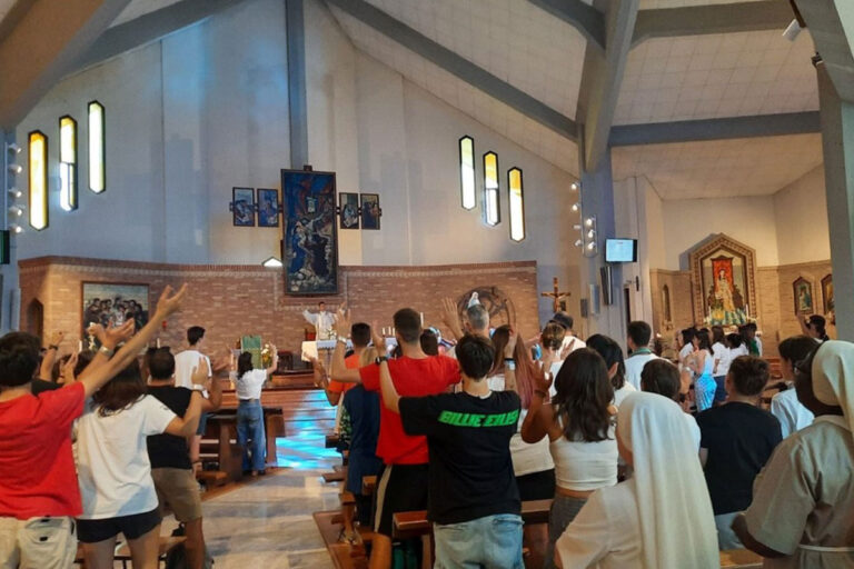 ragazzi-partecipano-a-messa-incontro-jesolo-gmg