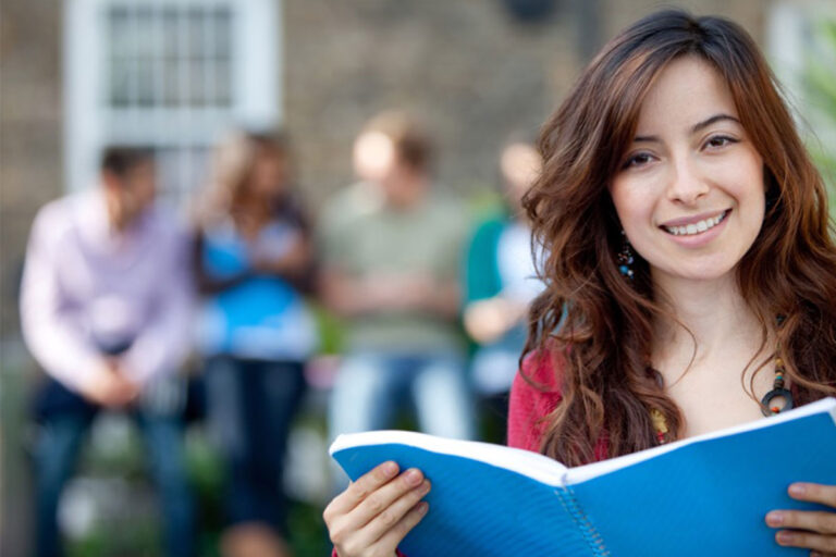 studentessa-che-libro-in-mano
