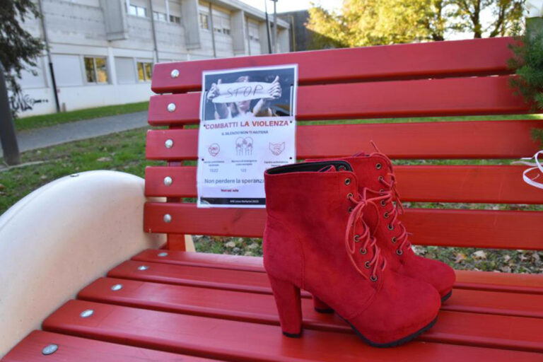 panchina-rossa-contro-violenza-sulle-donne-stefanini-mestre