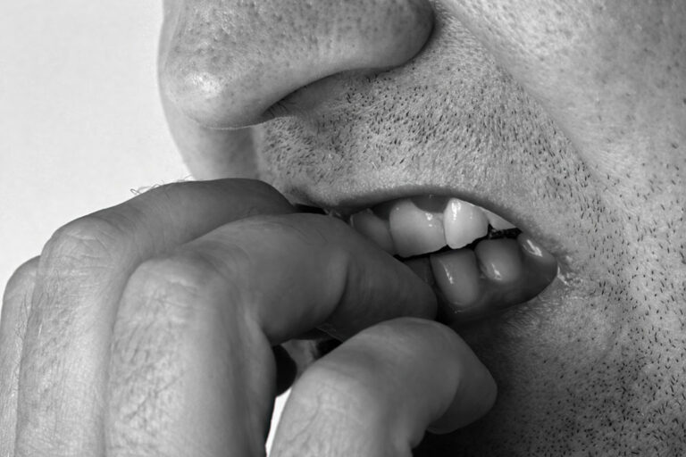 mangiarsi-le-unghie-fa-male-ai-denti-nicolin