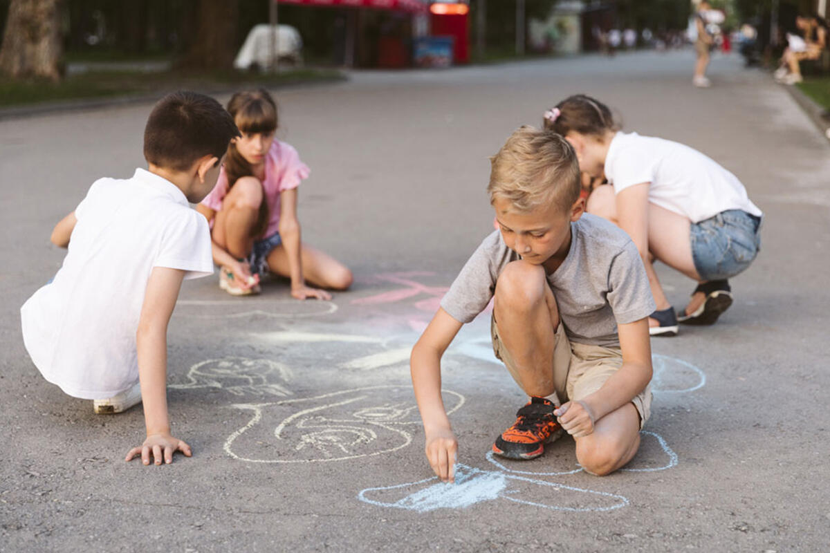 passarella-bambini-giocano-in-strada