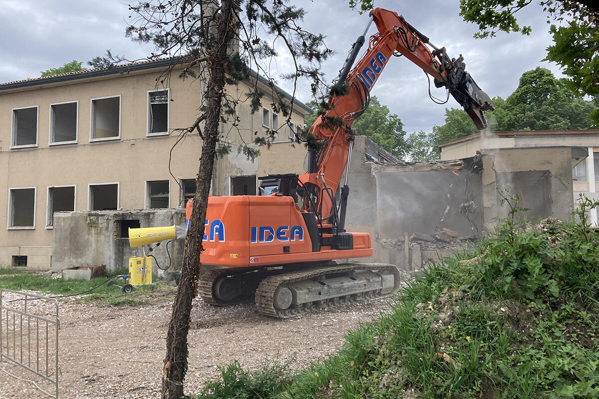 scuola-ex-sacro-cuore-marghera-demolizione-escavatore