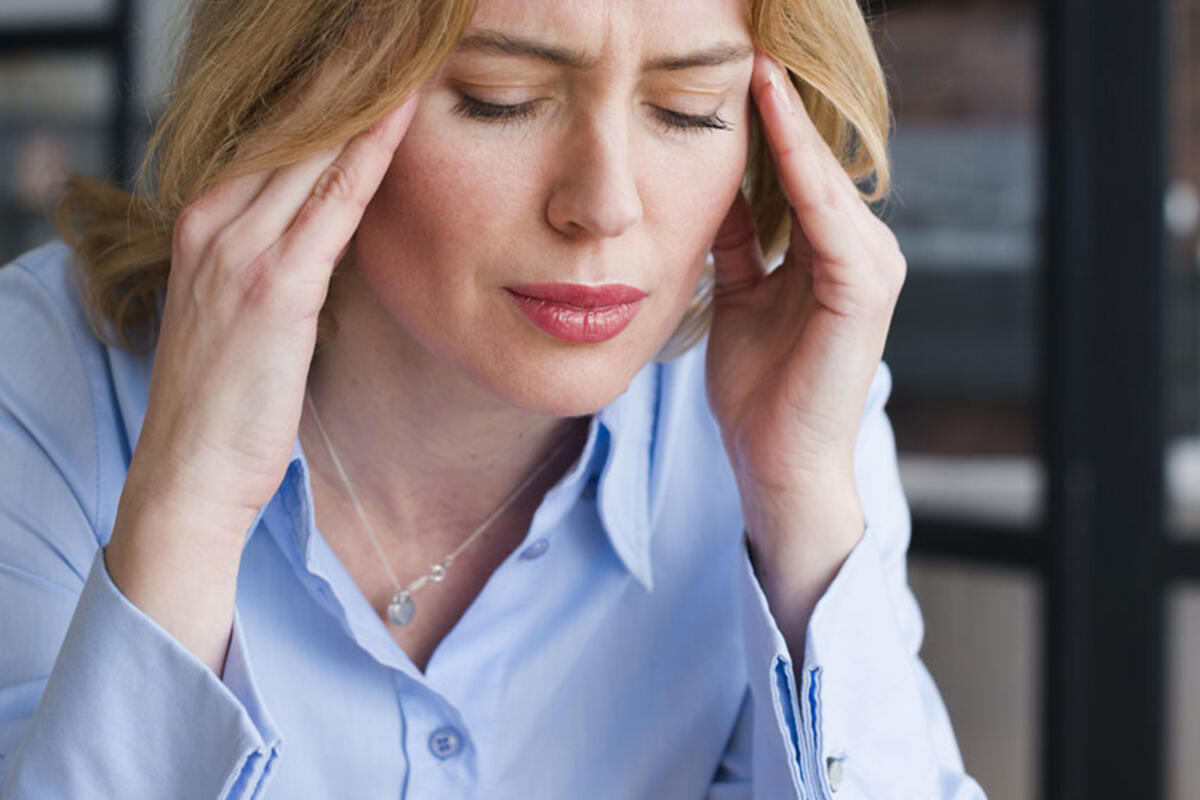 barbacane-donna-con-attacco-emicrania
