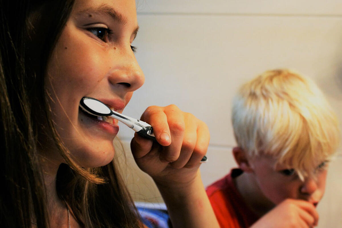 nicolin-bambini-si-lavano-i-denti