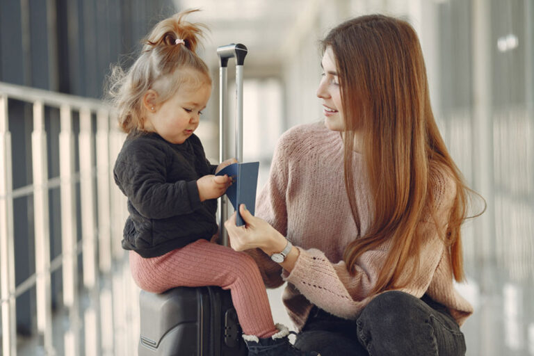 passarella-bambina-in-viaggio-con-la-mamma