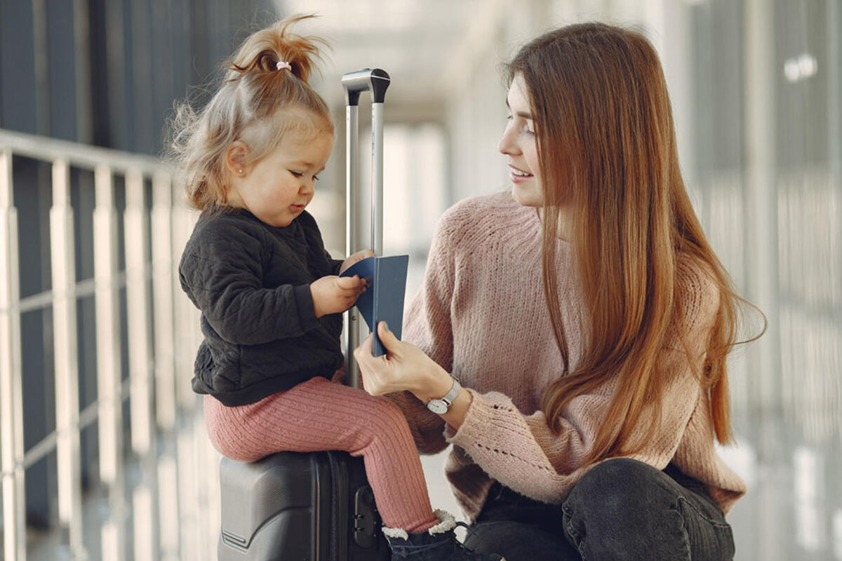 passarella-bambina-in-viaggio-con-la-mamma