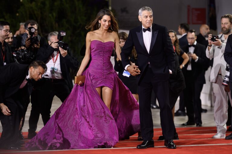 104693-RED_CARPET_-_JAY_KELLY_-_George_and_Amal_Clooney__Credits_Jacopo_Salvi_La_Biennale_di_Venezia_-_Foto_ASAC___6_