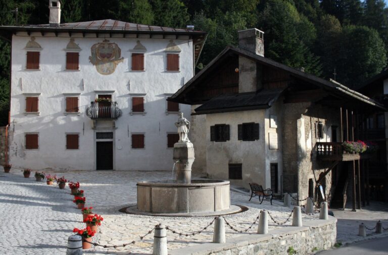 Casa di Tiziano con ladiacente piazzetta