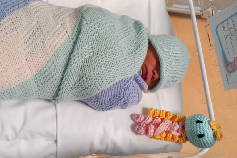 mani-di-mamma-mestre-neonato-con-sacco-nanna-e-dudu